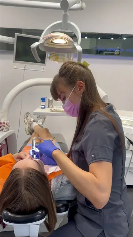 dr Iva Mihajlović radi na pacijentu u ordinaciji