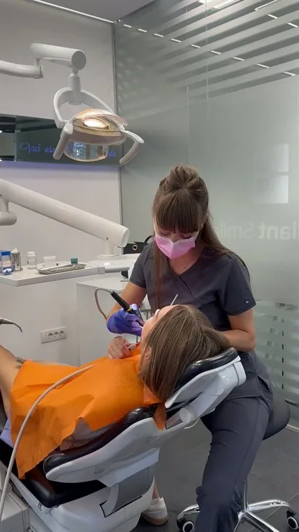 dr Iva Mihajlović tokom terapije pacijenta