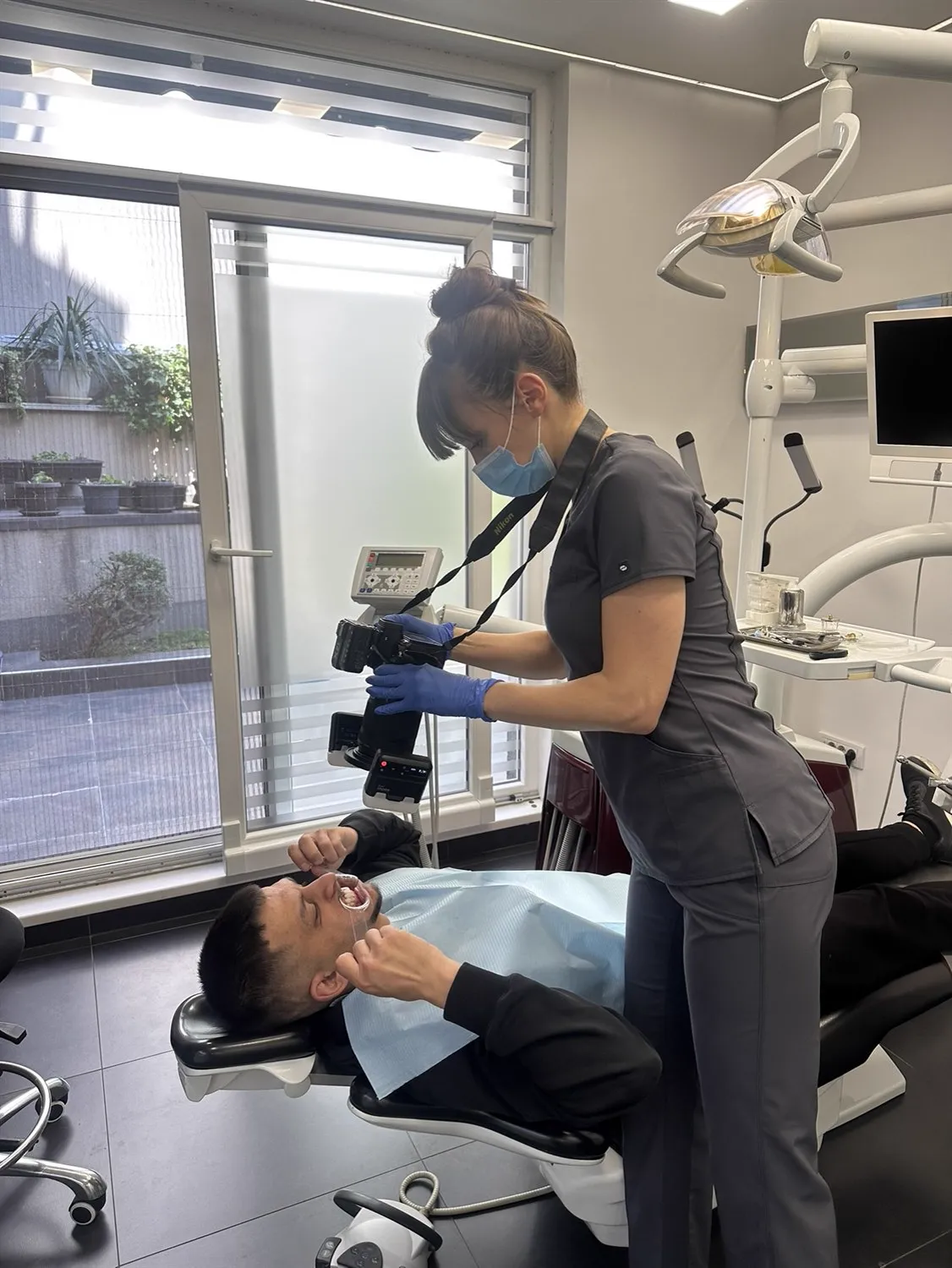 dr Iva Mihajlović snima Foto Protokol pacijentu u ordinaciji